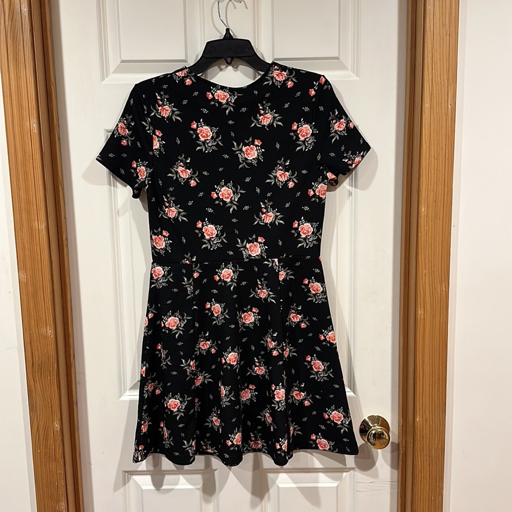 H&M Divided Black Floral Short Sleeve Skater Dress, Size 12 - Picture 2 of 3